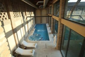 ristorante con piscina