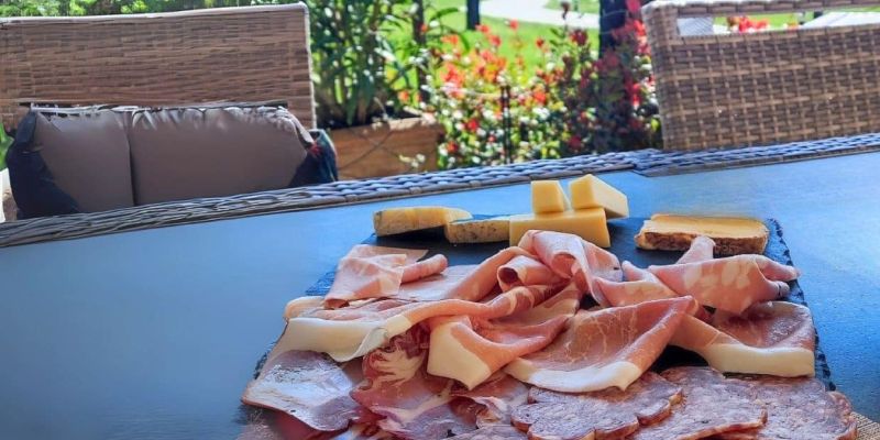 Tagliere di formaggi e salumi: un viaggio tra storia e convivialità